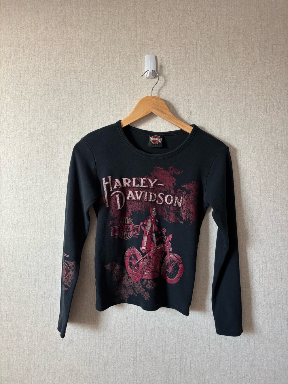 Vintage Harley-Davidson Black Long Sleeve Tee with Red Motorcycle Graphic